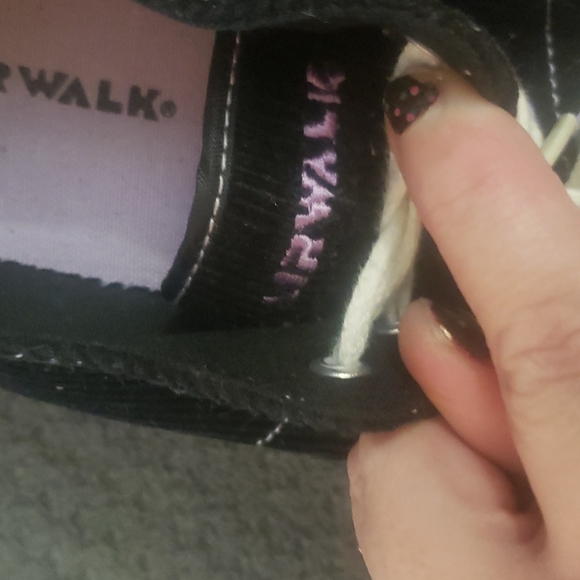 Airwalk black corduroy with lavender lace eyeholes and accents size 8.5 - Picture 12 of 12